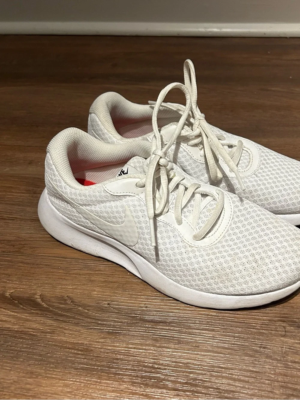 Nike womens white Tanjun mesh running shoes 7.5
